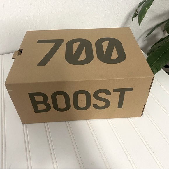 Adidas Yeezy Boost 700 MNVN Size 4.5 FV4440 (EMPTY BOX ONLY) Shoe Box EUC - Picture 1 of 9